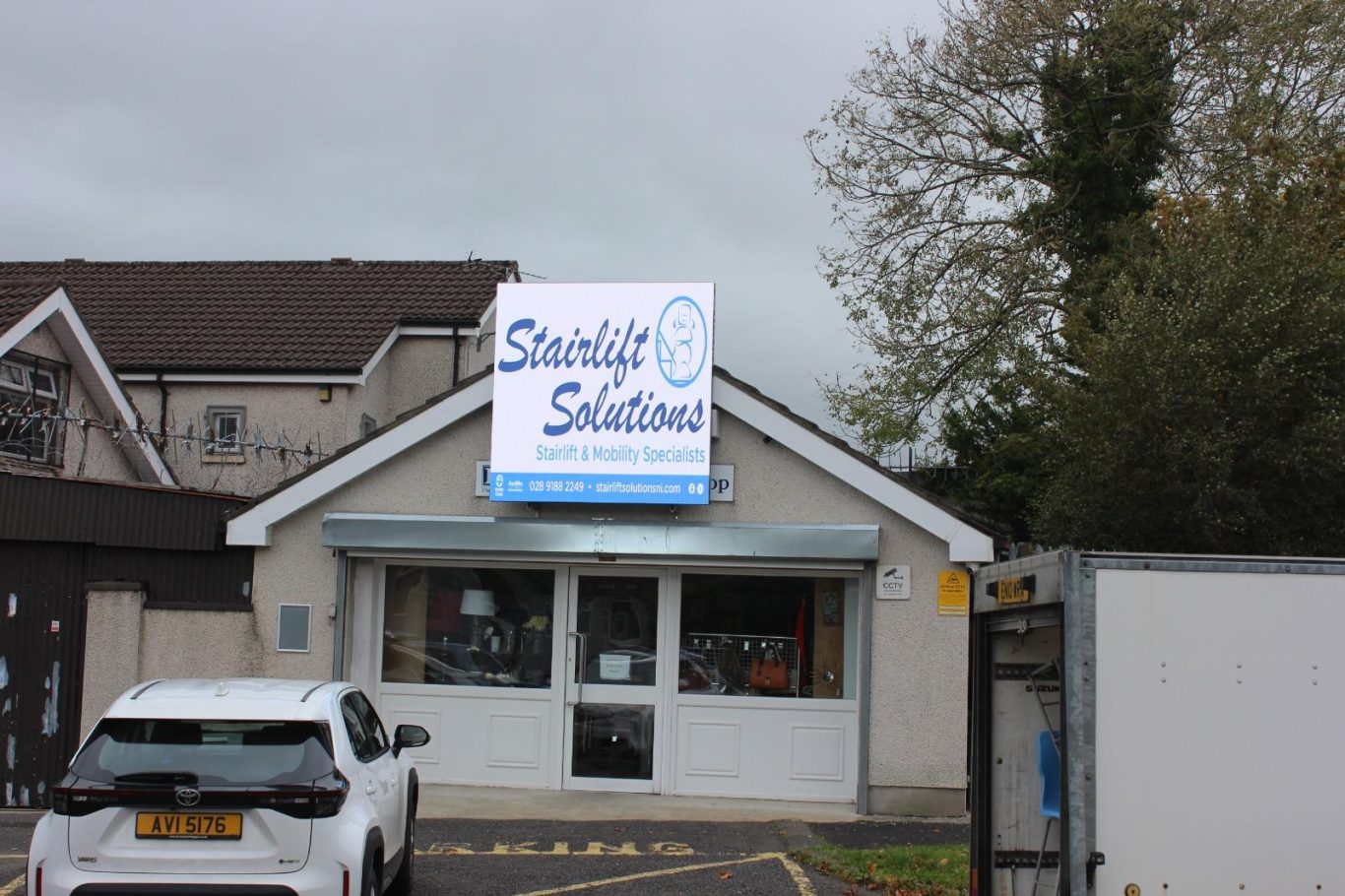 Outdoor Screen @ Racecourse Rd - 120,000 Weekly Views : 17,000 Daily Views